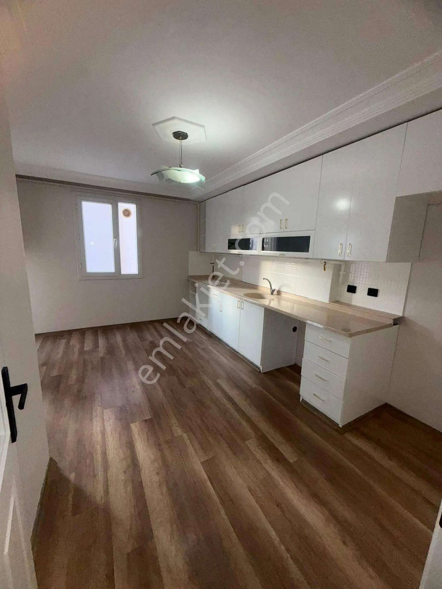 3+1 Yurt Kurttepe Cadde Üzeri Kap.mutfak 170m2 Geniş Hasarsız İskanlı 8-4 Katı Kgb Cephe Dgaz. — fotoğraf 7
