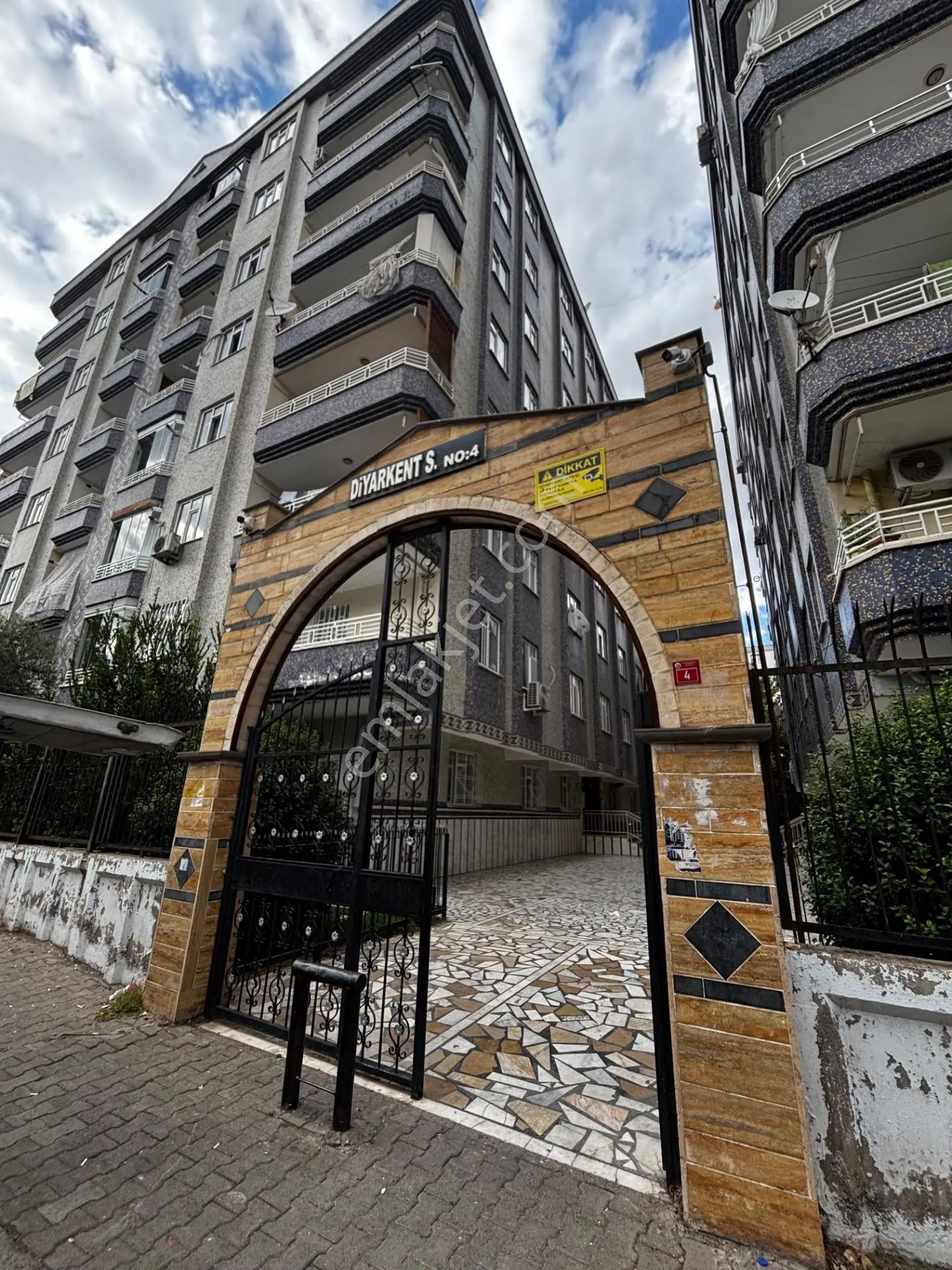 Diclekent – Eski Mado Arkası Acil Satılık 3+1 Daire