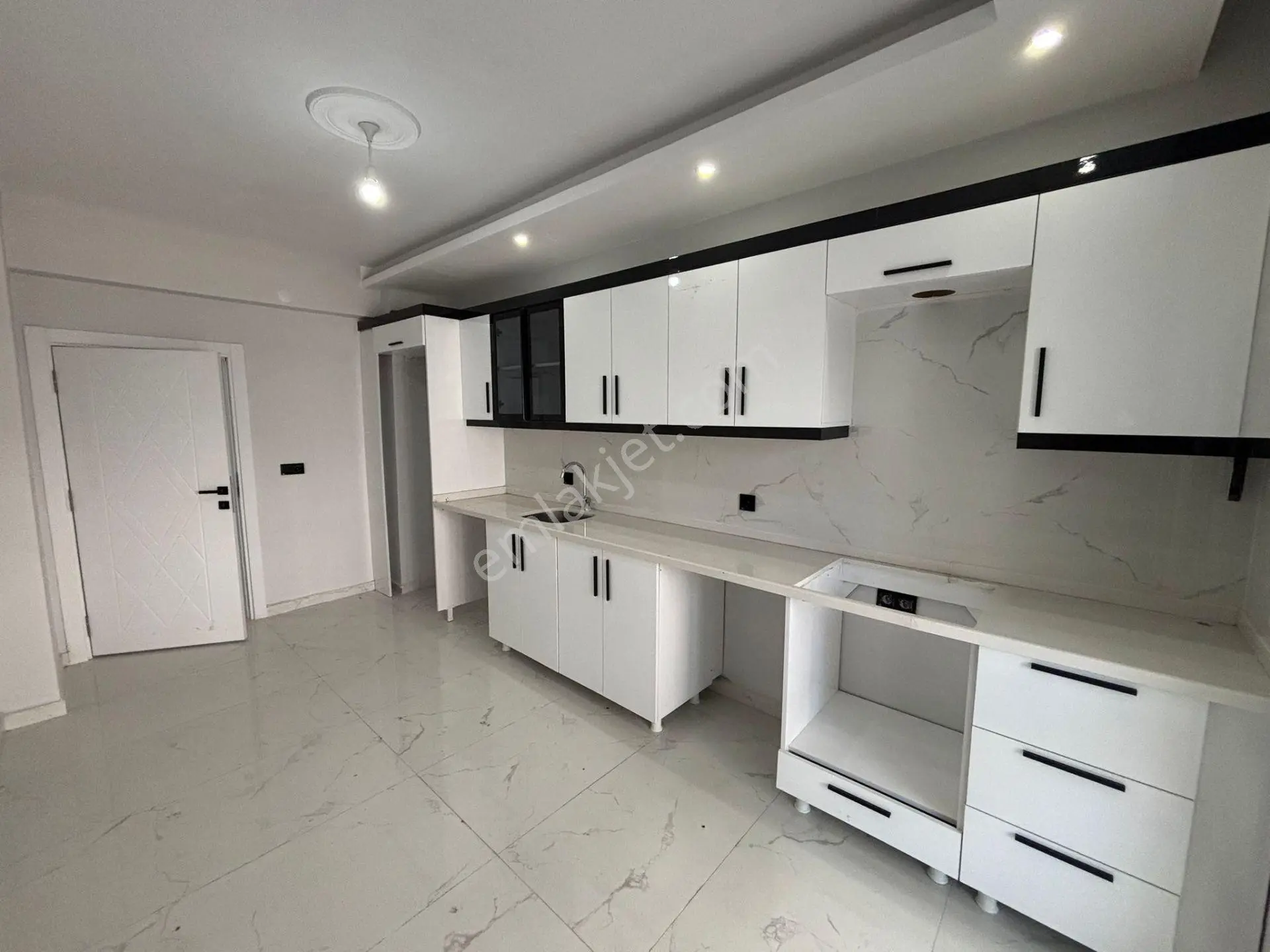 **eryıldız İnşaat'tan 7/24 Güvenlikli Havuzlu Site İçinde 155m2 Ebeweyn Banyolu 3+1 — fotoğraf 10